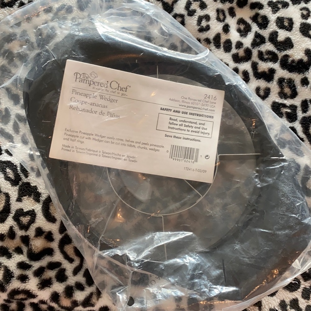 Pampered Chef pineapple wedger- new in package